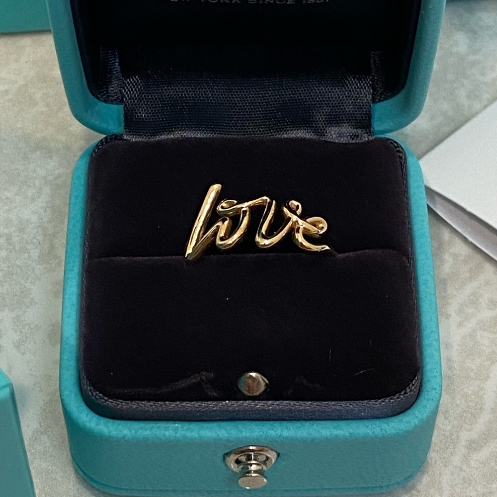 Tiffany’s & Co Paloma's Graffiti
Love Ring
in Rose Gold, Small